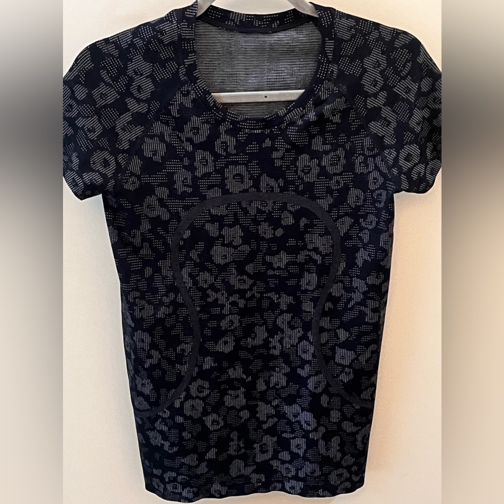 Lululemon Swifty Tech Short Sleeve 2.0, Navy/white, size 8